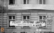 Bydgoszcz, ul. Dworcowa, strajkujący chlpoi w gmachu Z.S.L., żądający zarejestrowania NSZZRI.Transparent  związany z zajściami w W.R.N  w dn.19.03 1981. Fot. wykonalem 23.03.1981