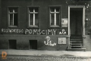 Bydgoszcz, ul Dworcowa . Sporo takich napisów pojawilo sie na budynkach po zajsciach 19marca w WRN w Bydgoszczy. Fotografia wykonana  21marca 1981 roku.
