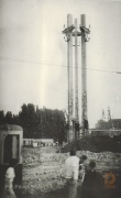 Pomnik  Poleglych Stoczniowców . Scan fot. z 1981r., bez cyfrowego retuszu. Przebudowa i prace wykończeniowe otoczenia pomnika .